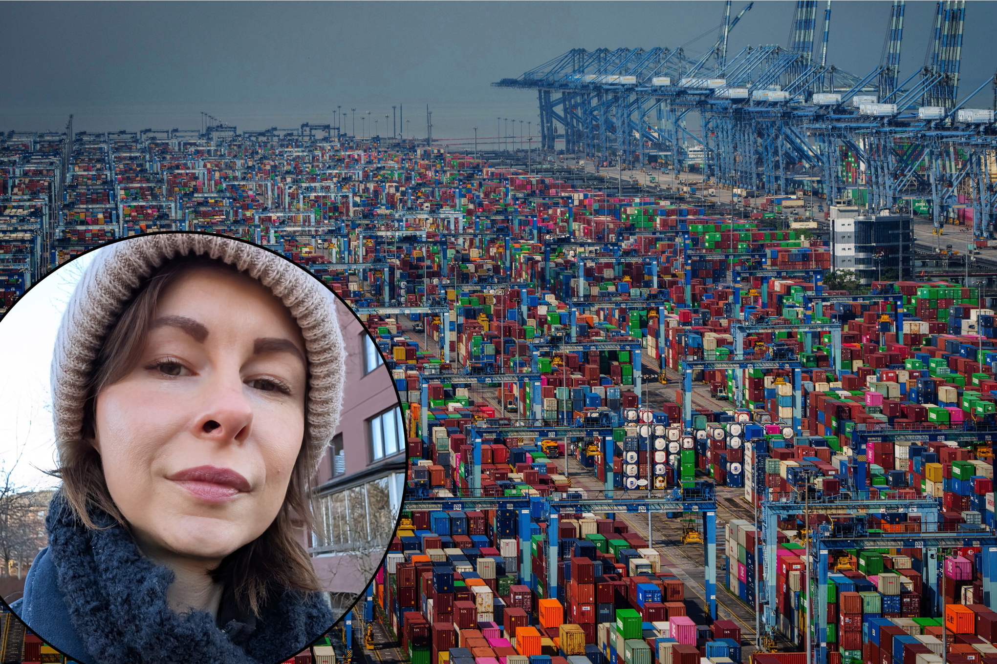 Li Eriksdotter Andersson framför containrar i Westport i Klang i utkanten av Kuala Lumpur.